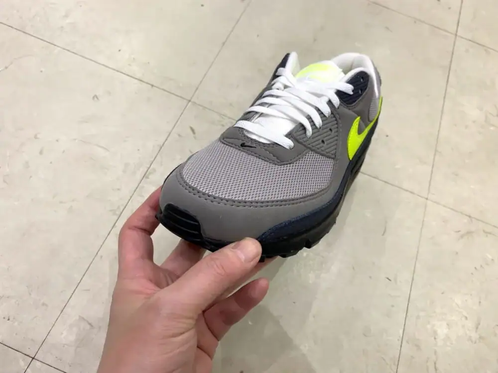 第3位　【この配色はズルい…】ナイキ名作「エアマックス 90」に“あのイエローグラデ”が合体!? エディターが試し履き