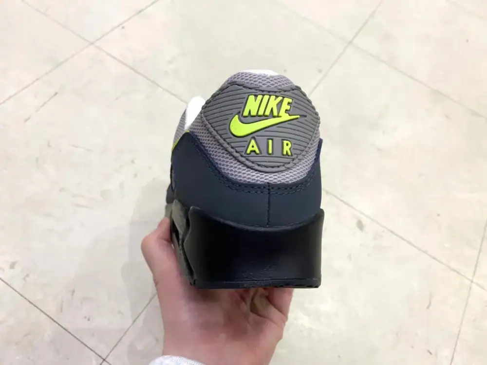 第3位　【この配色はズルい…】ナイキ名作「エアマックス 90」に“あのイエローグラデ”が合体!? エディターが試し履き