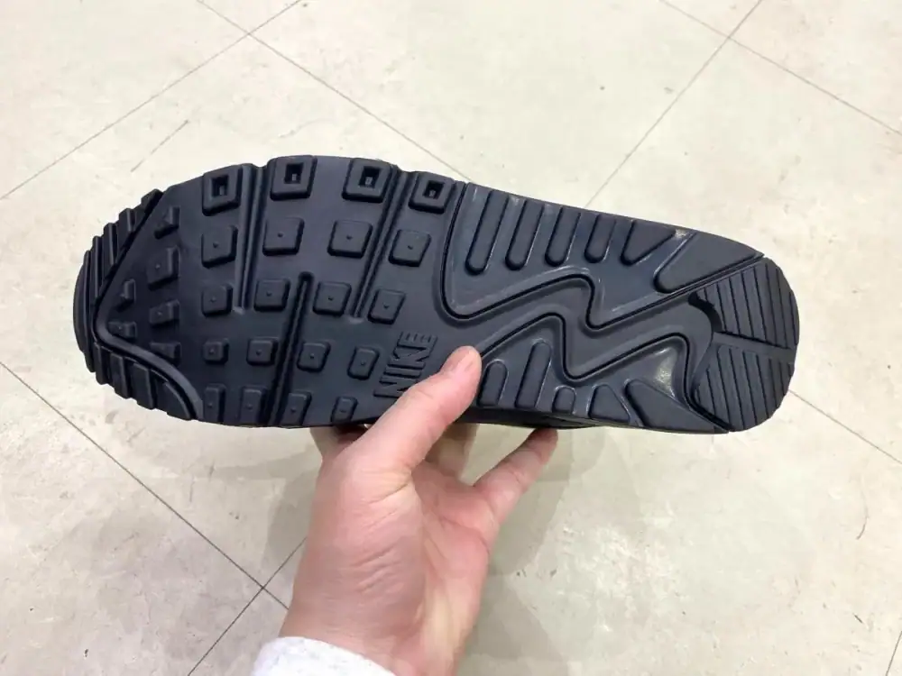 第3位　【この配色はズルい…】ナイキ名作「エアマックス 90」に“あのイエローグラデ”が合体!? エディターが試し履き