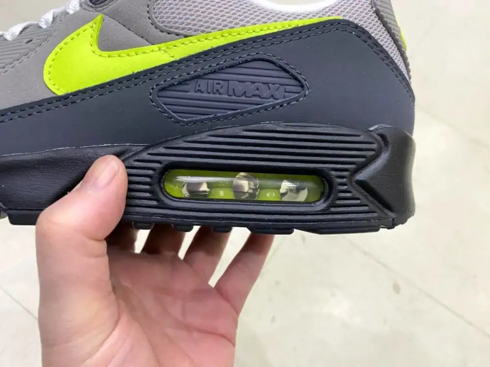 第3位　【この配色はズルい…】ナイキ名作「エアマックス 90」に“あのイエローグラデ”が合体!? エディターが試し履き