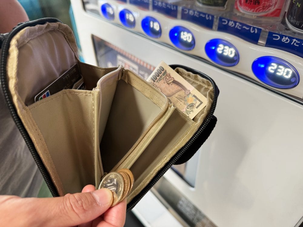 カード入れやコイン入れ、紙幣入れを備えた充実の財布機能。コイン入れはササマチ式に開閉できるのでコインが出し入れしやすい