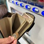 カード入れやコイン入れ、紙幣入れを備えた充実の財布機能。コイン入れはササマチ式に開閉できるのでコインが出し入れしやすい