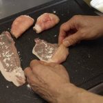 WBC新たま肉巻き」のレシピ１　新たまねぎを切って豚肉を巻く