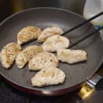 WBC新たま肉巻き」のレシピ２。肉を巻いた玉ねぎをフライパンで焼く