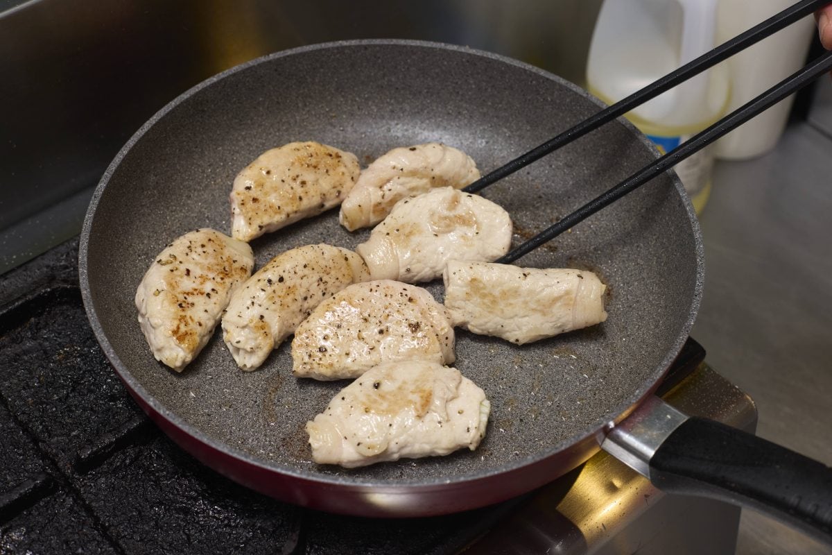 WBC新たま肉巻き」のレシピ２。肉を巻いた玉ねぎをフライパンで焼く