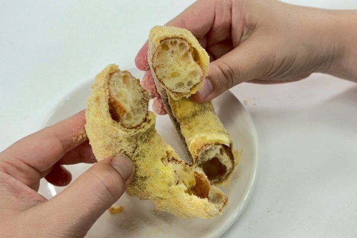 【もっちゅりん超え!?】ミスド新作の“サクふわ”に沼る!台湾発想の新食感ドーナツ『サクぽふん』2種を食べ比べレポート