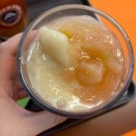 トッピングにはごろっと＆とろっとした果⾁感が楽しめる⽩桃果⾁ソースがたっぷりと