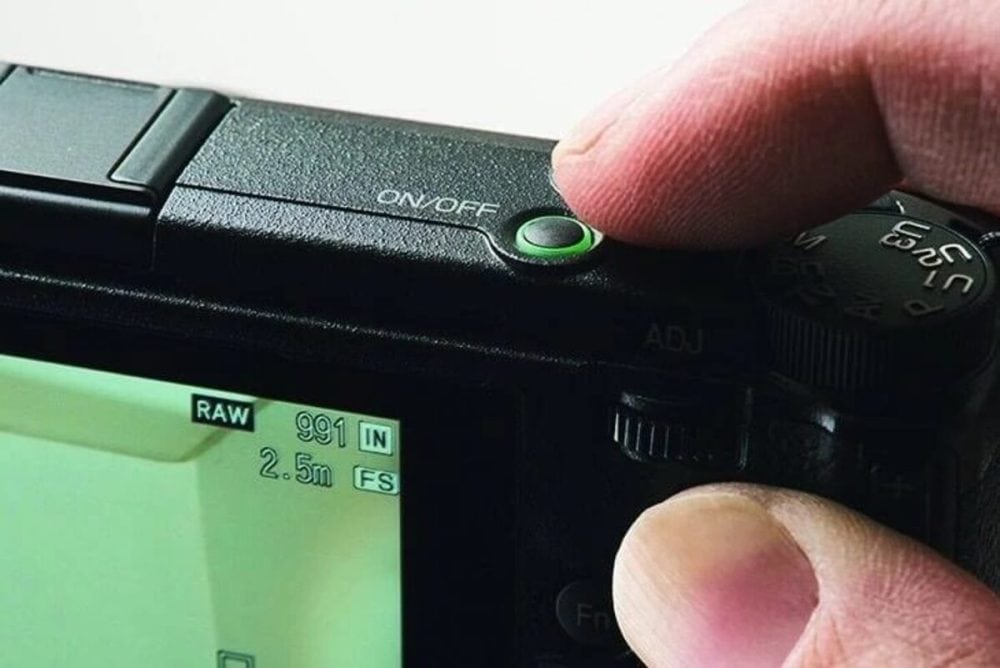 第2位　【スマホカメラには戻れない!?】今あえて“コンデジ”を選ぶ理由。リコー「GR Ⅳ」ほか、大人が買うべき大本命2選をプロが解説