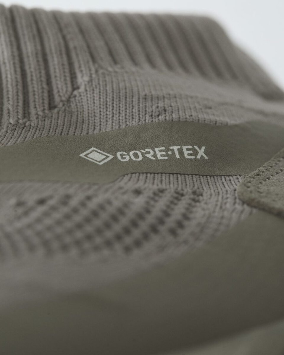 ノーソー（無縫製）デザインがアイコニックなアッパー部分は、ニット、天然皮革、そしてGORE-TEXの異素材で構成