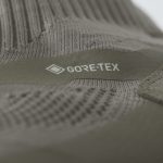 ノーソー（無縫製）デザインがアイコニックなアッパー部分は、ニット、天然皮革、そしてGORE-TEXの異素材で構成