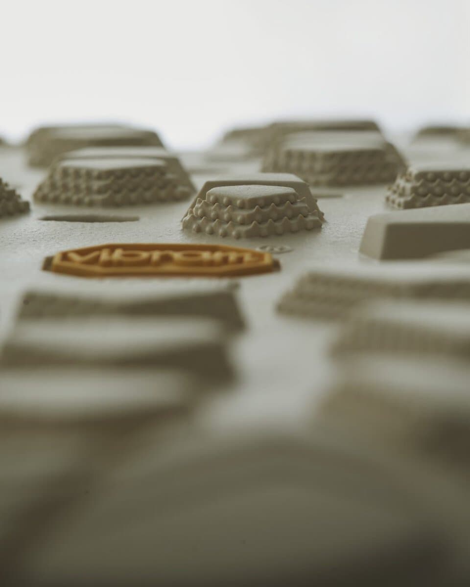 ドライ・ウェット両対応の「Vibram MEGAGRIP」で悪天候でも安心