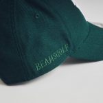サイドにはブランドネームを同色で刺繍
