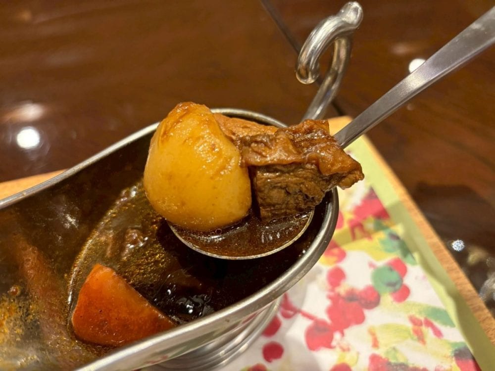 カシミールカレーをかけたり、薬味を混ぜ合わせたりすることで、キレのある辛みが増していくのが魅力的！