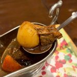カシミールカレーをかけたり、薬味を混ぜ合わせたりすることで、キレのある辛みが増していくのが魅力的！