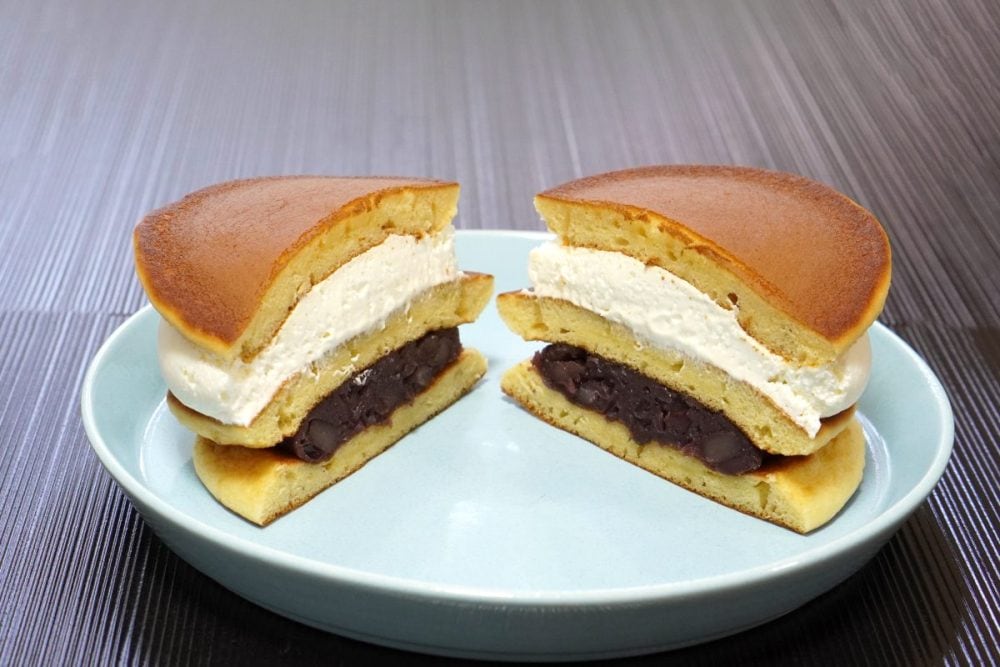 セブン-イレブン「ふわっと生どら焼 つぶあん＆ホイップ」の中身はこんな感じ