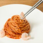 炒めたエビをトッピング。さらに緑色も加えたいので炒めたアスパラガスも追加しま