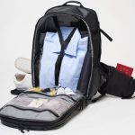 シューズ専用ポケットもある＆貴重品を安全に収納できる