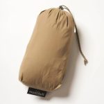 畳んでコンパクトに持ち運べるスタッフサック付き