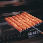 1956年：自家製パンでパン食普及に貢献
