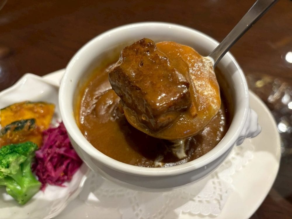 ごろっと大ぶりの黒毛和牛もも肉が!