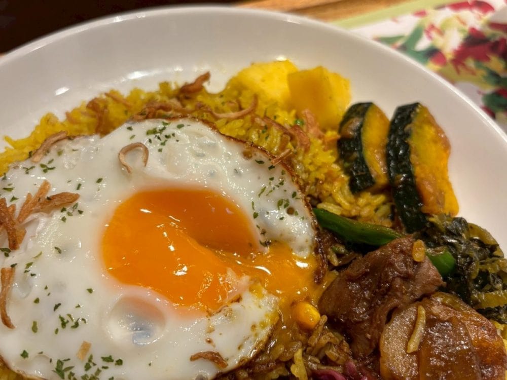 ぷっくりとした目玉焼きを崩しながらいただくと、若干まろやかに