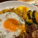 ぷっくりとした目玉焼きを崩しながらいただくと、若干まろやかに