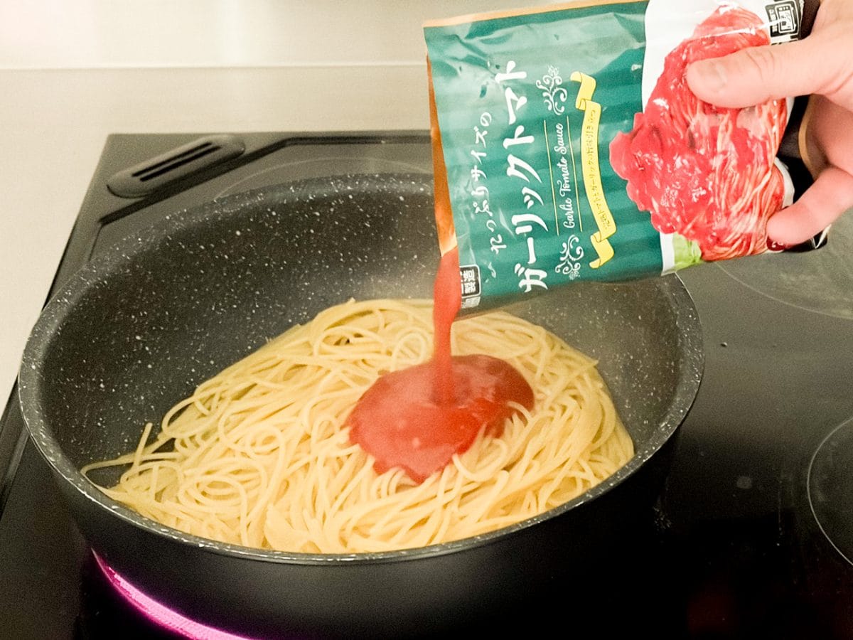 本当の作り方は湯せんでレトルトパックごと温めるのですが、筆者は茹で上がったパスタに常温のパスタソースをいきなりかけてしまいます