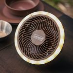 スタンド付きなのでテーブルに置いて使うこともできる