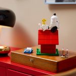 世界中で愛されるスヌーピーが、レゴグループとピーナッツの初めてのコラボレーションとなる『レゴ®アイデア ピーナッツ:スヌーピーの犬小屋』として製品化