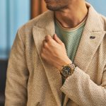 腕時計を着用した男性のアップ写真。カジュアルな服装とスタイリッシュなアクセサリーが映える画像です。.