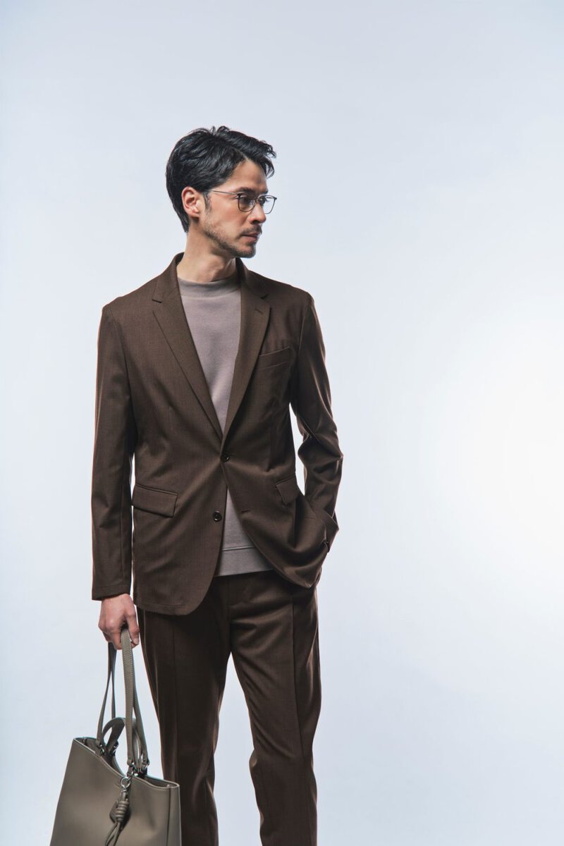 高品質ウールとして名高い尾州ウールは、ストレッチ性や軽量性がありつつ、高級感もあり！
