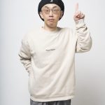 モノマックス公式キャラクターが指を立てているシンプルな白背景の写真.
