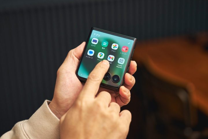 【折りたたみスマホ】iPhoneから乗り換えるなら?“縦折りモトローラ”か“激薄サムスン”か…この最強Androidスマホをガジェットのプロが推す理由