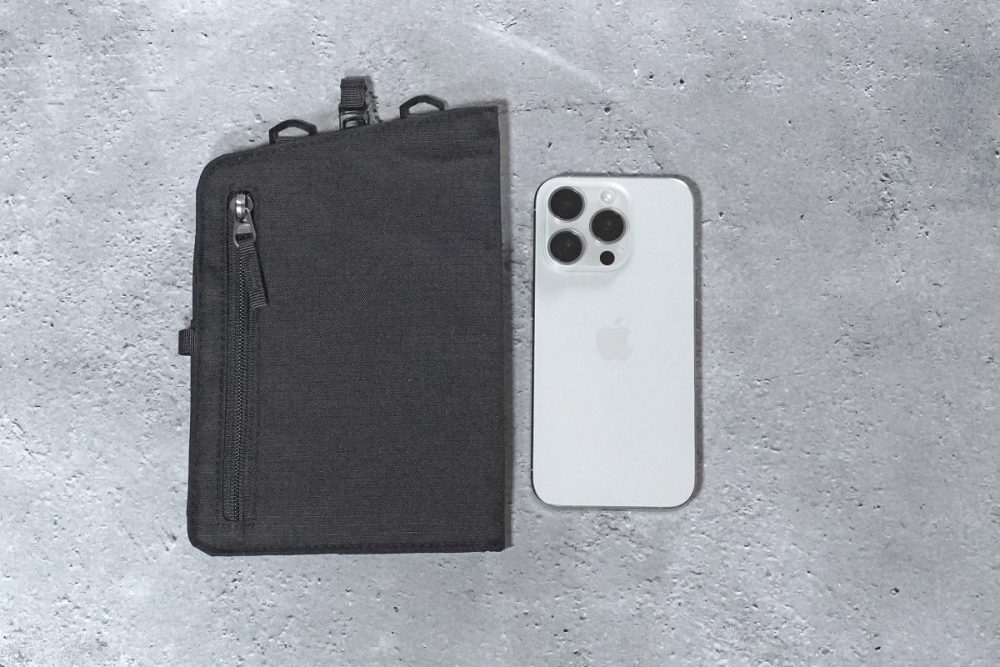 「コーデュラ エコマルチケース」とiPhoneの大きさを比べてみる