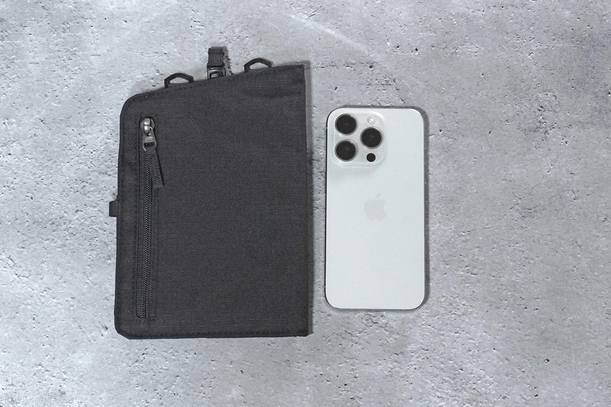 「コーデュラ エコマルチケース」とiPhoneの大きさを比べてみる