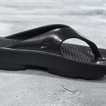 シックソールサンダルトングはトレンドの厚底を採用