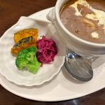 付け合わせのカボチャのサブジや、赤キャベツのスパイスマリネとともに楽しめば、さっぱり味わうことも可能