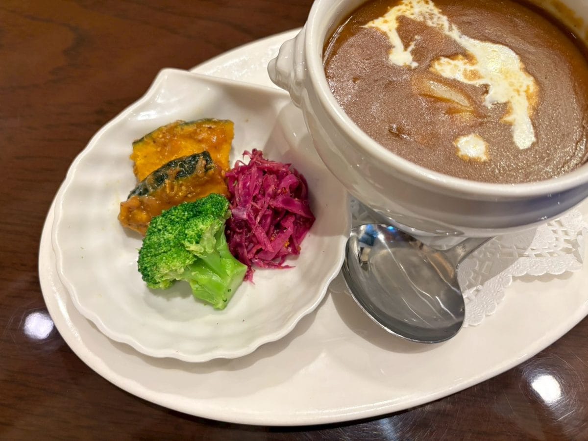 付け合わせのカボチャのサブジや、赤キャベツのスパイスマリネとともに楽しめば、さっぱり味わうことも可能