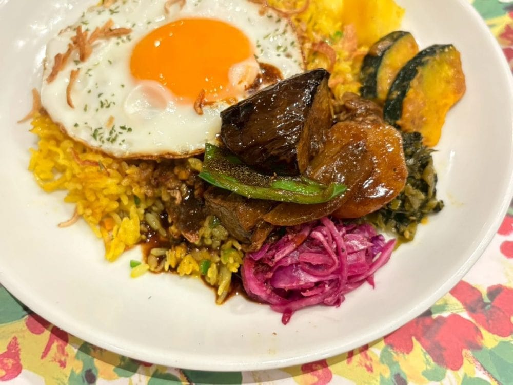 カシミールカレーをかけたり、薬味を混ぜ合わせたりすることで、キレのある辛みが増していくのが魅力的！