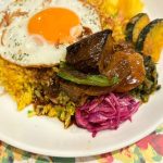 カシミールカレーをかけたり、薬味を混ぜ合わせたりすることで、キレのある辛みが増していくのが魅力的！