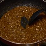 フライパンで食材を汁気がなくなるまで炒める