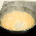 パスタソースの温めと同時進行で、パスタを茹でます。そして茹で上がったパスタに、温まったパスタソースを絡めるだけ