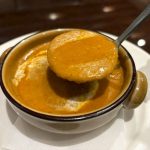 色だけで見るとマイルドな印象を受けますが、食べてみるとレモングラスの爽やかな香りや、タマリンドの酸味が口内を駆け抜けるのも面白かった