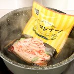 レトルトパックだから、そのまま湯せんでパスタソースを温めます。ちなみに、パスタソースを耐熱容器に移し、レンチンで温める作り方もあるようですが、洗い物が増えるだけなので、そのやり方は却下ですね