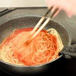 フライパンの中で加熱しながらソースを絡めるだけ。湯せんの手間が省けるので、超手軽になるのです。