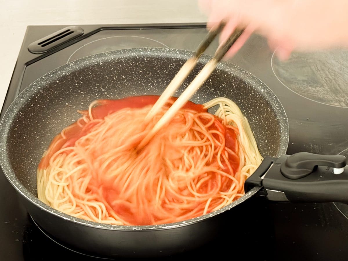 フライパンの中で加熱しながらソースを絡めるだけ。湯せんの手間が省けるので、超手軽になるのです。