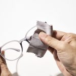 専用メガネ拭きが付属