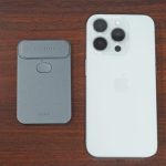 「InnAIO トランスノート」とスマホのサイズ比較