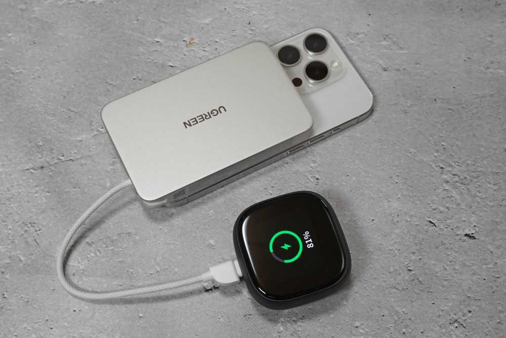 一度に２つのガジェットを充電可。
