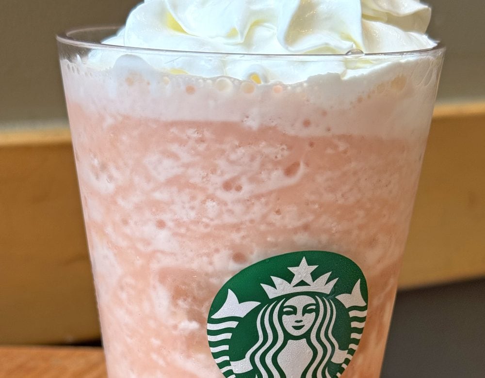 ホイップクリームとピーチフラペチーノが混ざった部分が一番おいしい